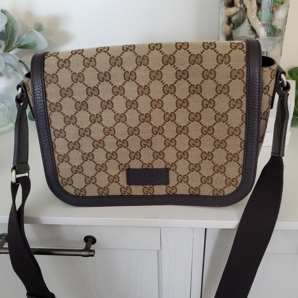 Authentic Gucci messenger crossbody bag unisex